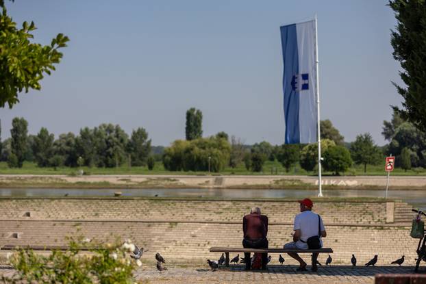 Osijek: Bijeg od vrućina mnogi su tražili u hladu, a najmlađi u igri s vodom kod fontane
