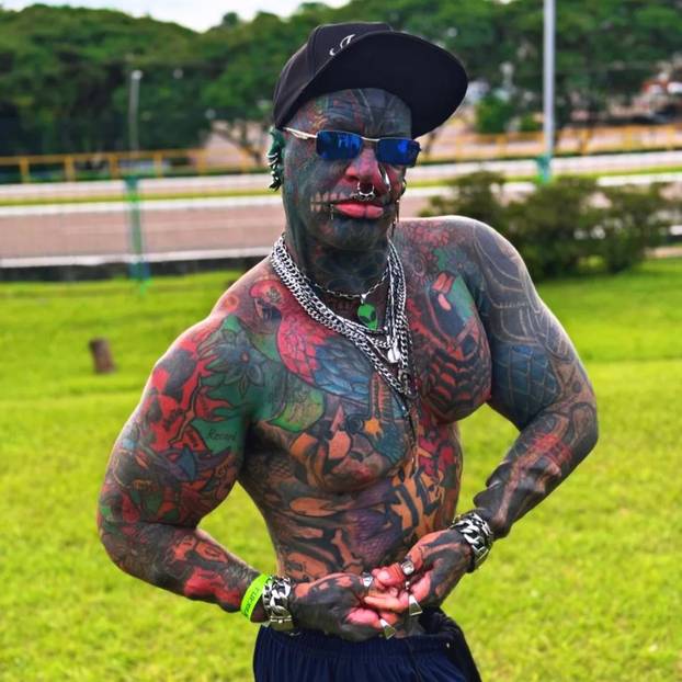 VIDEO: 'Most modified man in the world' holds TOOTHBRUSH and sunglasses in stretched NOSTRILS after chopping off fingers