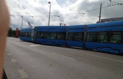 Zagrebački tramvaj izletio s tračnica, nitko nije ozlijeđen