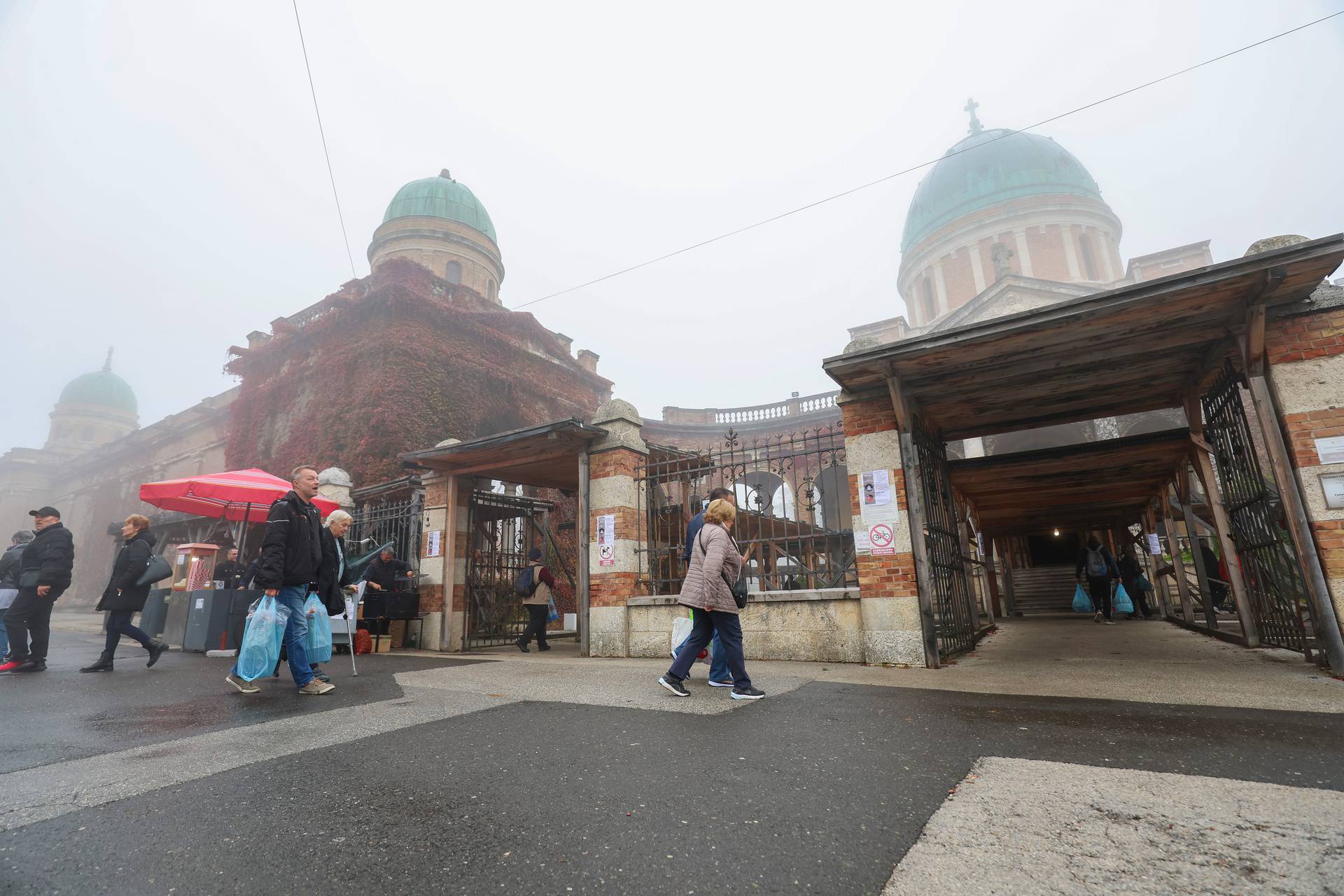 Zagreb: Maglovito i prohladno jutro na užurbanom Mirogoju