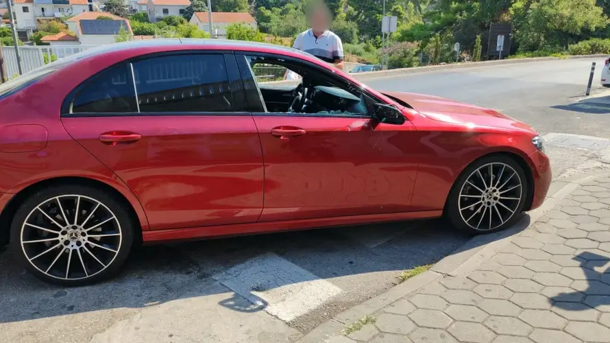 Šestorica uhićena zbog napada na Srbe u Dubrovniku: Tukli ih palicama, razbili im i auto