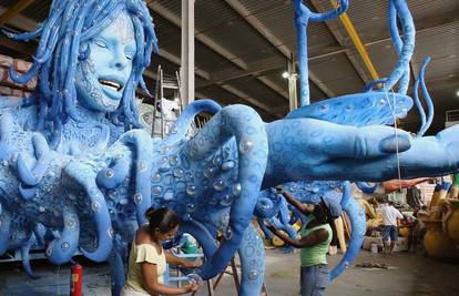 Završavaju se platforme za najveći karneval u Riu