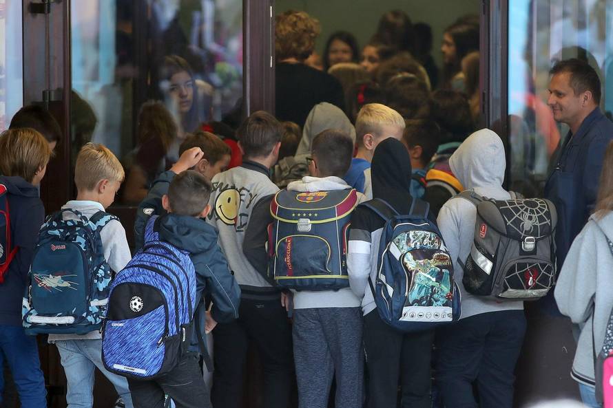 Zagreb: Radosni Å¡kolarci dolaze na prvi dan nastave u OÅ  Medvedgrad