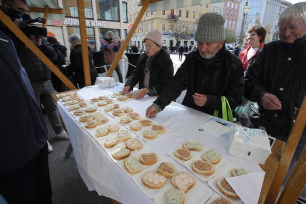 Rijeka: Podjela sendviča sa bakalarom, tunom i lososom na Veliki petak