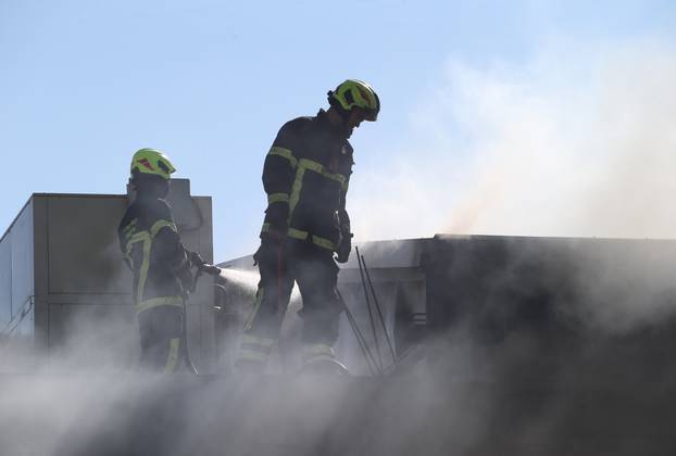 Kaštel Novi: Vatrogasci ugasili požar u tvornici za preradu ribe