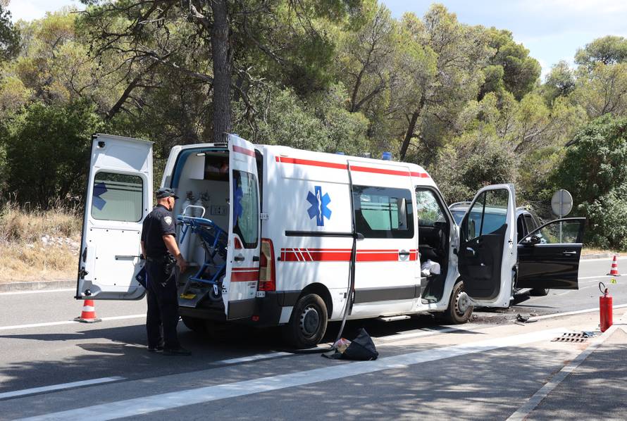 Šibenik: Sudar automobila i vozila saniteta kod Morinjskog mosta, šest osoba prevezeno u bolnicu 