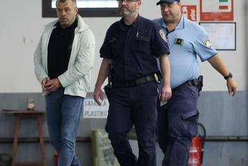 Zagreb: Dovo&dstrok;enje uhi&cacute;enih u prostorije USKOK-a