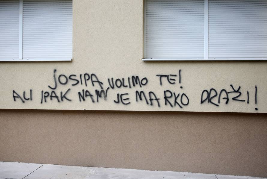 Knin: Na zgradi Gradske uprave ispisan grafit o Josipi i Marku