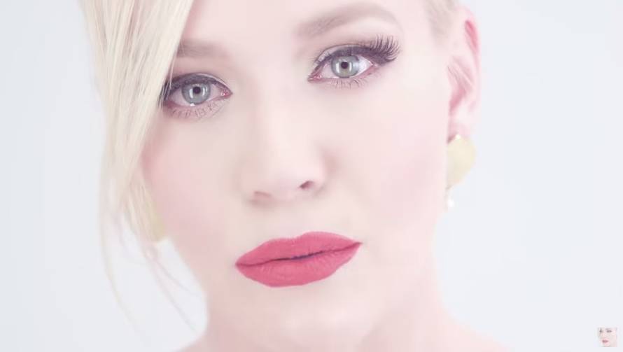 Nestala iz kadra: Jelena Rozga trčala po šumi, zapela i pala...