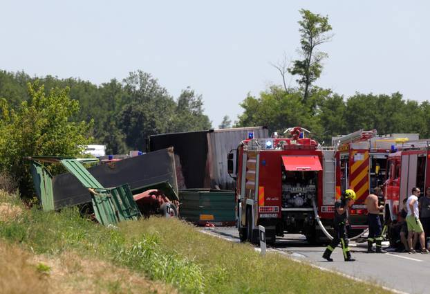 Kod Vinkovaca sudarila se dva kamiona, jedna osoba poginula