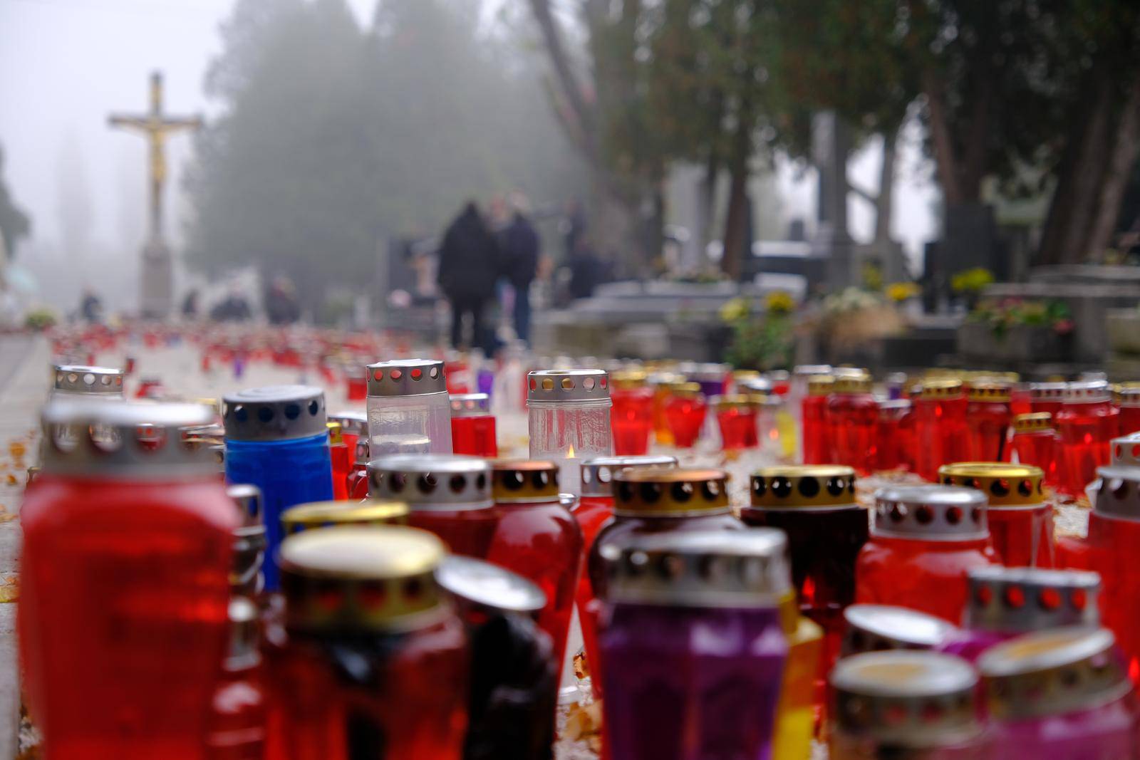 Zagreb: Građani uoči blagdana Svih svetih uređuju grobove najbližih