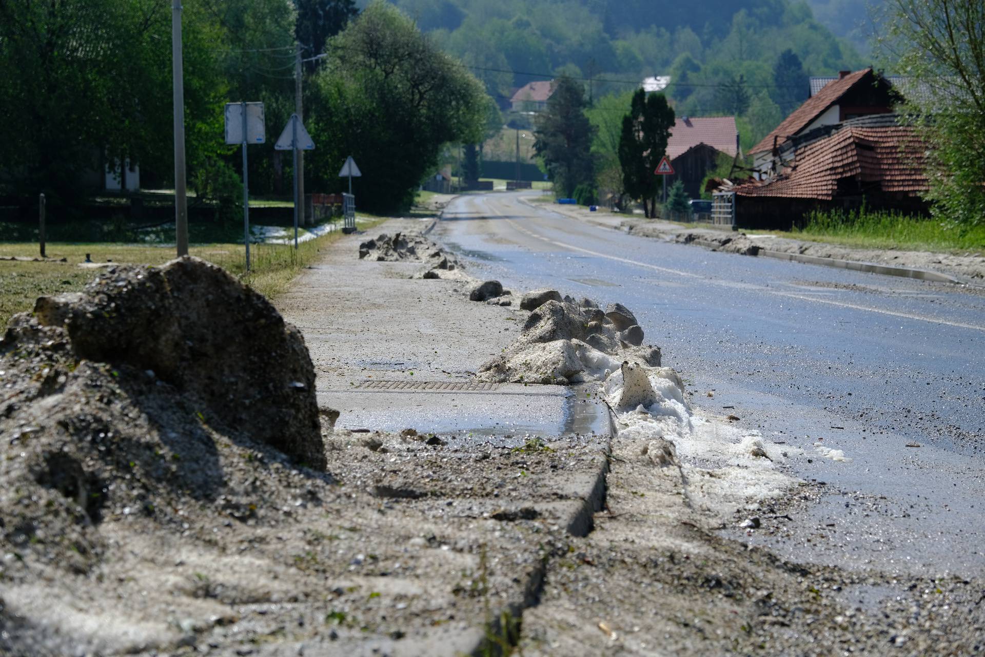 Klanjec/Kumrovec: Dan nakon strašnog nevremena tuča je i dalje vidljiva na livadama i prometnicama