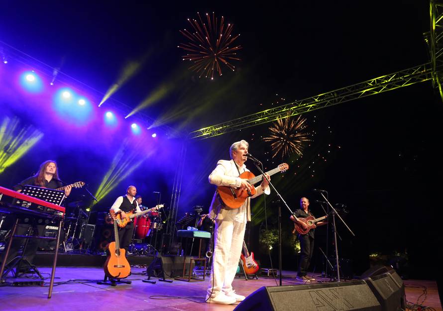 Radolfija raznježila unuka Ema (6): Donijela mu buket na binu