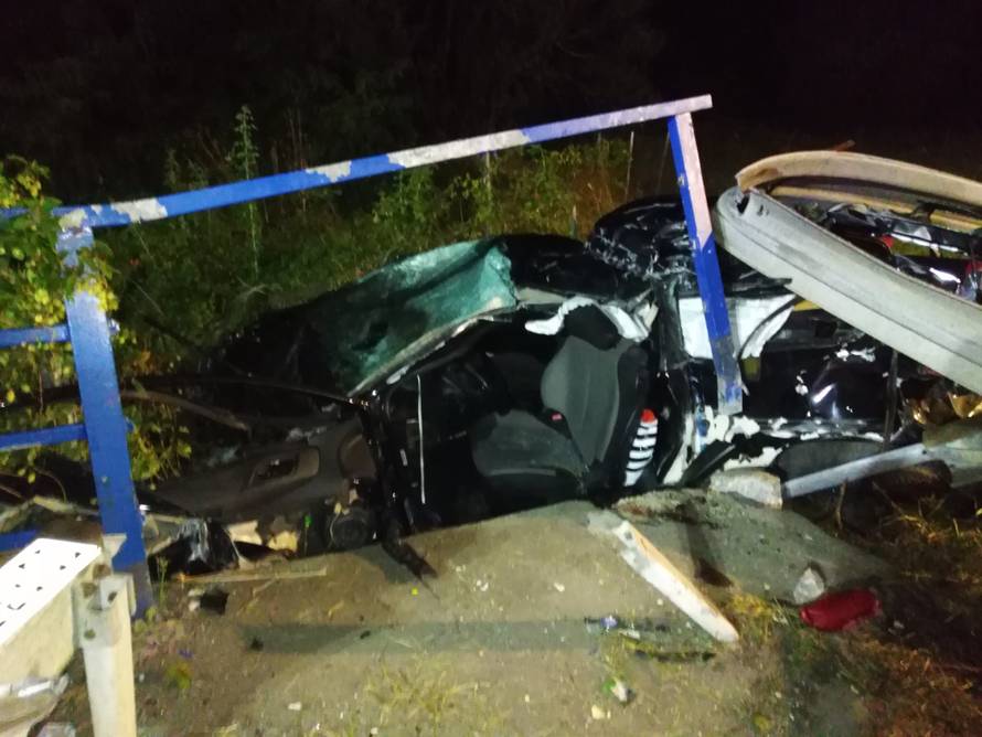 Stravična nesreća: Probili su ogradu autom, muškarac umro