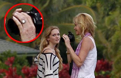 Melanie nosi prsten: Opuštena glumica odmara na Havajima