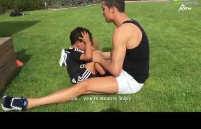 Ronaldo trenirao trbušnjake sa sinom: Odličan trening-partner