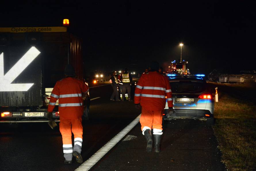 Na autocesti Bregana-Lipovac prevrnula se cisterna i zapalila