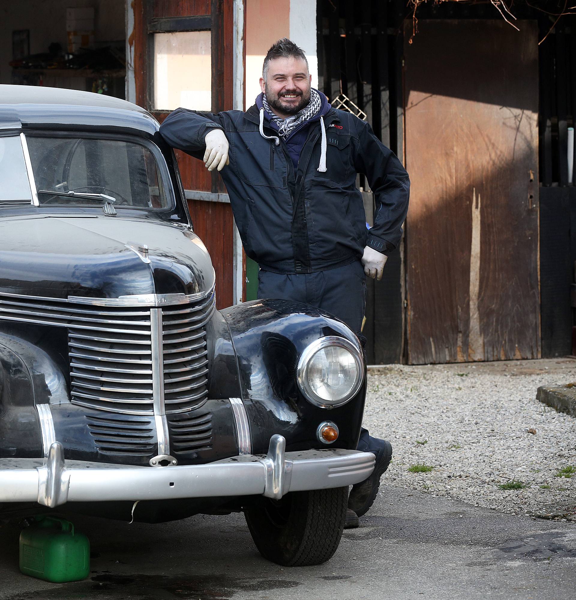 'Tata je bio na rubu da se ubije. Život mu je spasio stari Ford...'