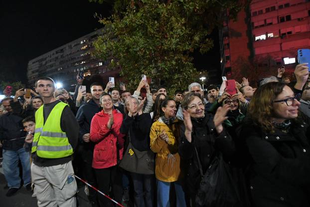 Veliki broj građana u Novom Sadu, dočekuje studente