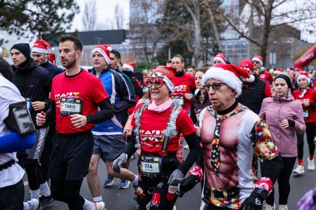Zagreb: Održan Zagreb Advent Run s brojnim zabavnim maskiranim trkačima 