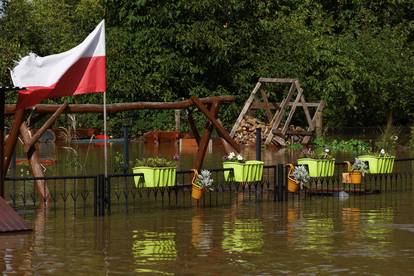 FOTO Povijesni gradić u Poljskoj pod vodom: Spasioci evakuiraju građane i ljubimce u čamcima