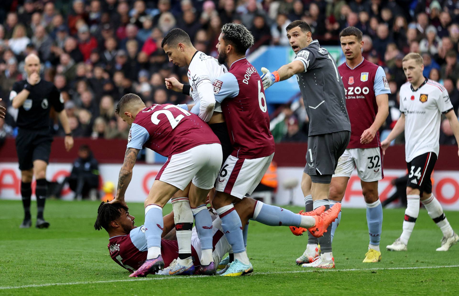 Premier League - Aston Villa v Manchester United