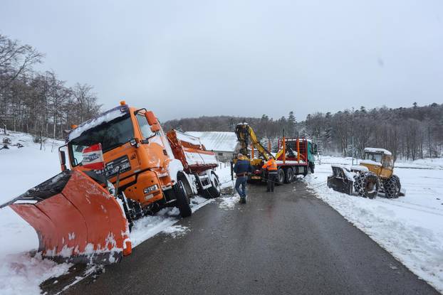 Tijekom čišćenja ceste ralica je zapela u snijegu na Platku