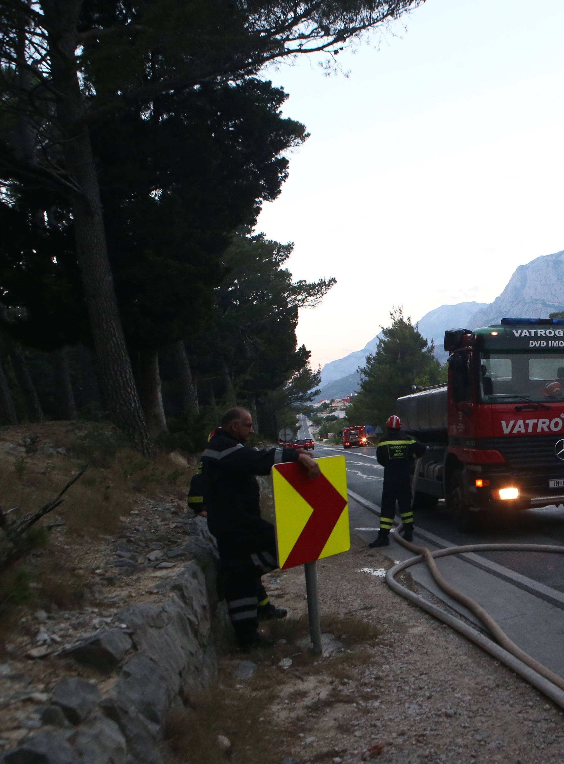 Kanader pomaže u gašenju, u Makarsku stiže i 150 vojnika