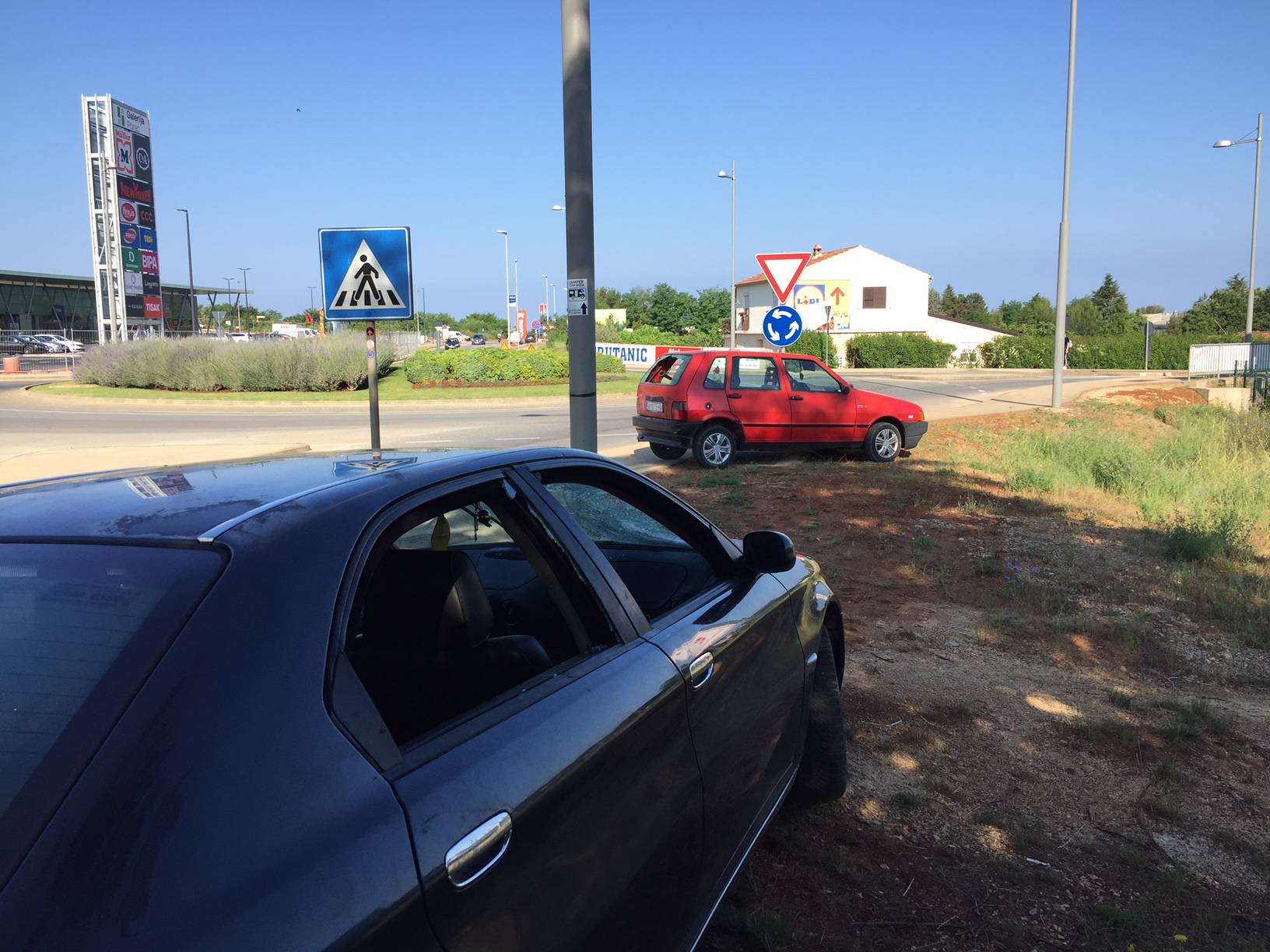 Potuklo se 15 ljudi u Poreču: Troje ozlijeđeno, auti razbijeni