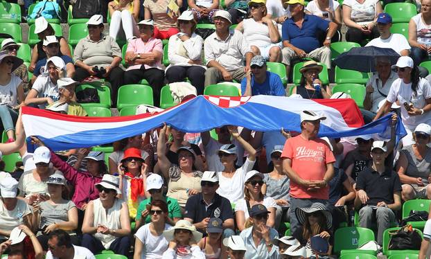 Sarajevo: Brojne zastave iz svih krajeva svijeta hodo?asnici podigli u zrak dok iš?ekuju papu Franju