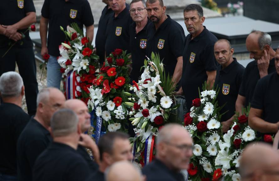 Imotska krajina oprostila se od svoga komodora Ivice Tolića