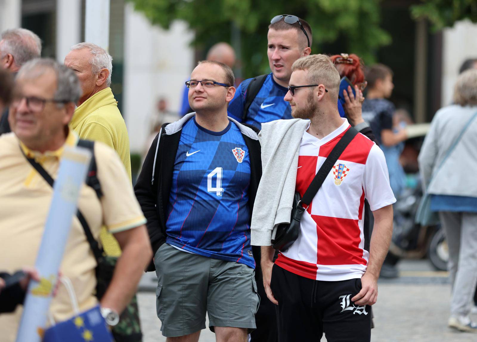 Berlin: Pored Fan zone blizu Brandenburških vrata počeli su se okupljati hrvatski navijači