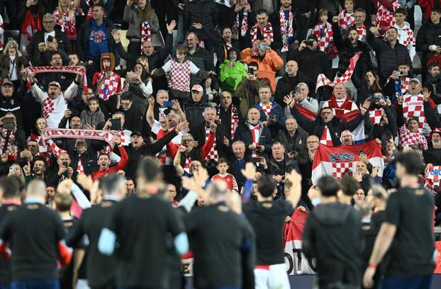 Slavlje nogometaša Hrvatske nakon pobjede nad Farskim otocima i plasmana na Svjetsko prvenstvo