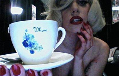 Lady GaGa u toplesu pije čaj pa je svi žele u reklami