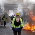 Prosvjednici u Parizu pljačkali trgovine, zapalili banku i kioske