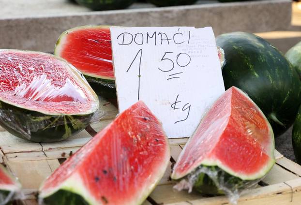 FOTO Krumpira, luka, rajčica i lubenica! Pogledajte cijene voća i povrća na šibenskoj tržnici