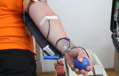 Više od 800 zagrebačkih srednjoškolca darovalo krv