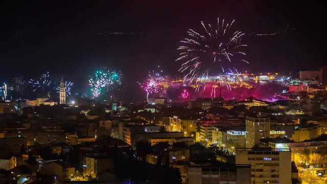 Vatromet na nebu iznad Splita u novogodišnjoj noći