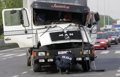 Zagreb: Dvoje ozlijeđenih u sudaru kamiona i 4 auta