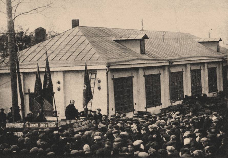 Soviet Famine / Lazar Kaganovich Addressing an Angry Crowed of Workers / Photo, 1932