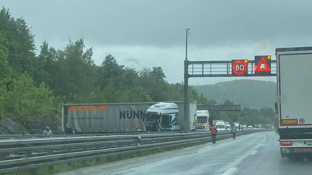Kaos na autocesti A6: Sudarila se dva kamiona kod Vrbovskog