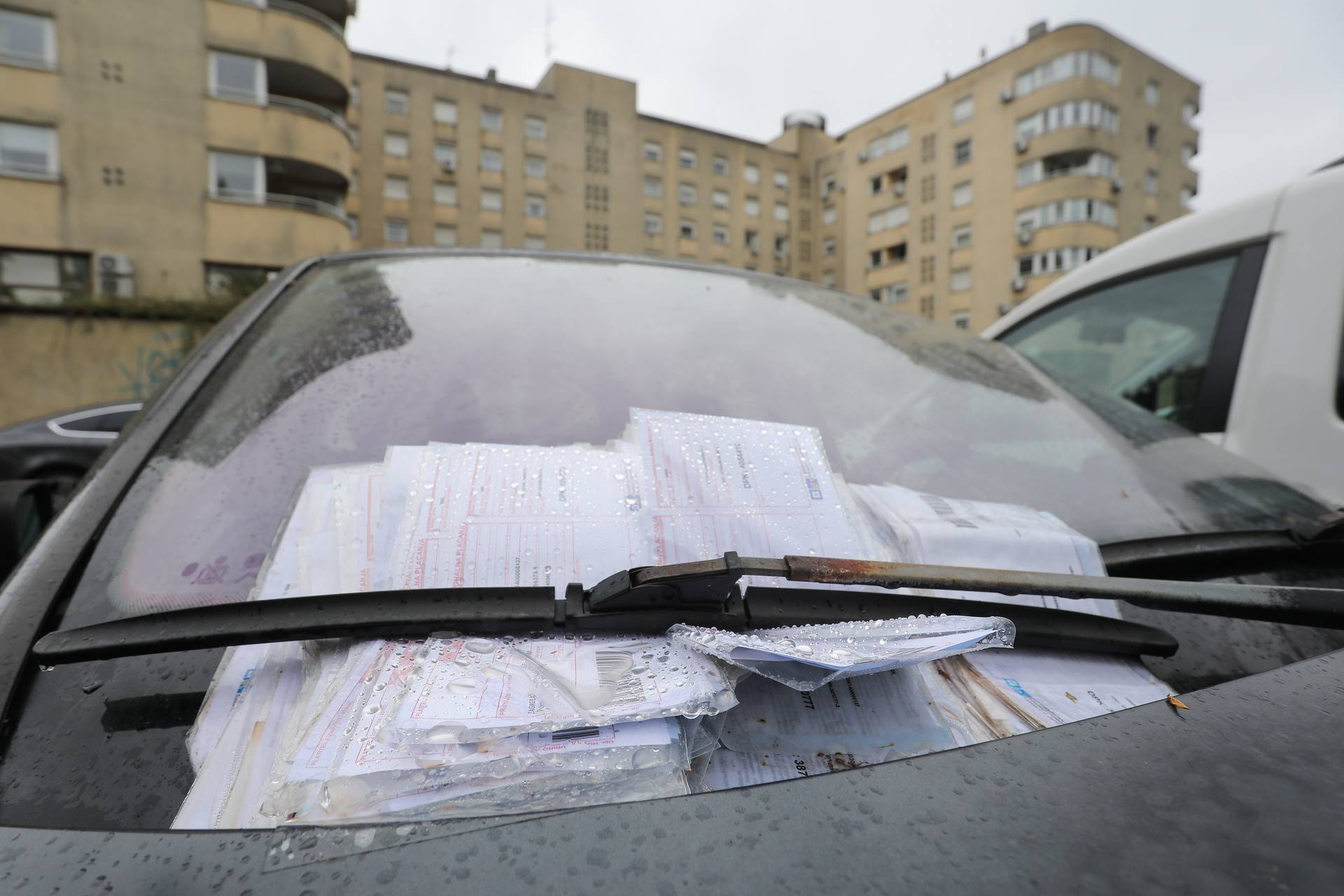 Automobil u Zagrebu sakupio više od sto kazni  za parkiranje