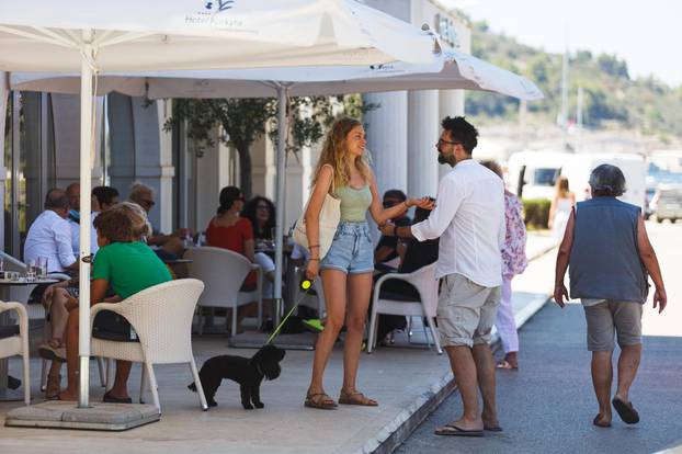 Vela Luka: Poznati se okupljaju u kafiću uoči večerašnjeg koncerta posvećenog Oliveru Dragojeviću