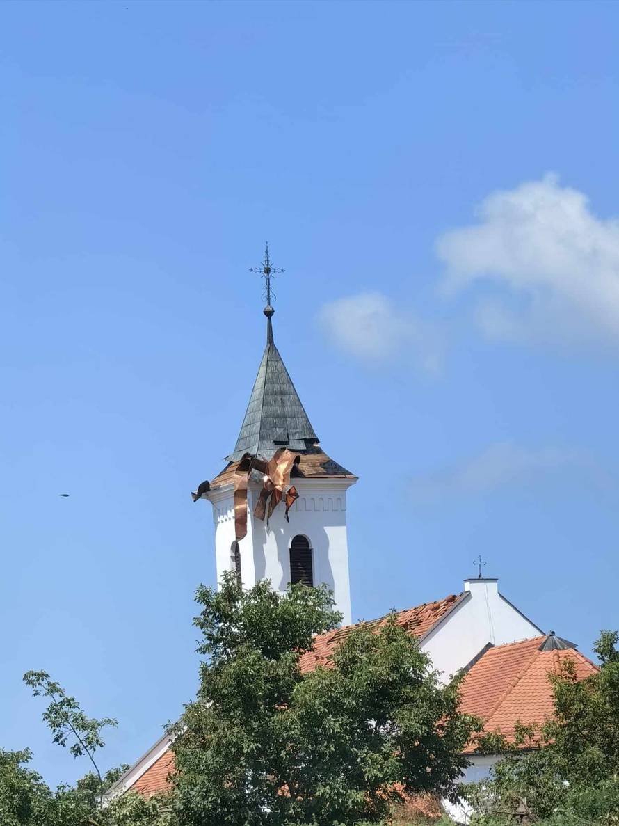 FOTO: Cerna je razorena u oluji, stradala nam je škola, a već četiri dana nemamo ni struje!