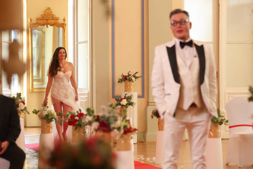 Simon s neobičnim naočalama dočekao mladenku u 'Braku na prvu', kuma: Tko je ovaj čudak?