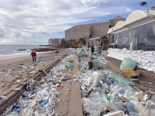 Dubrovnik: Čišćenje gradske plaže Banje od smeća i plastike nanesenih jugom