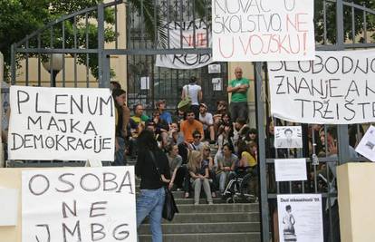 Zadar: Zaključali im vrata, prosvjeduju ispred zgrade