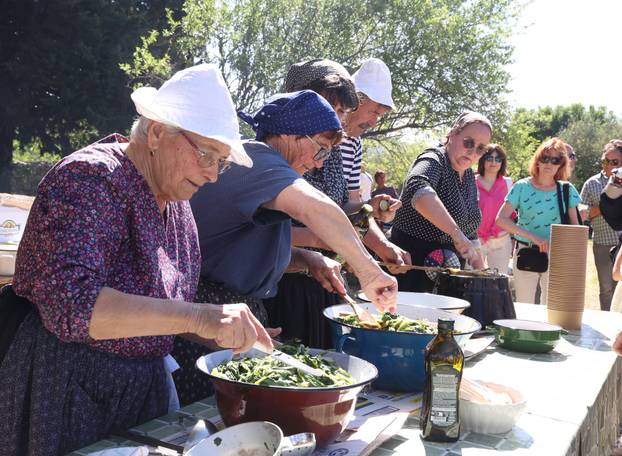 Vodice:Tradicionalni prvosvibanjski piknik u Rakitnici,spremanje divljeg zelja i pulente.