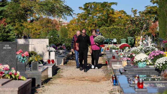 Zadar: Velik broj ljudi na Gradskom groblju povodom blagdana Svih svetih