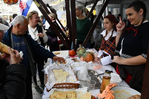 FOTO Slavonski Brod oborio rekord: Na Pogačafestu ispekli pogaču dugačku 20 metara!